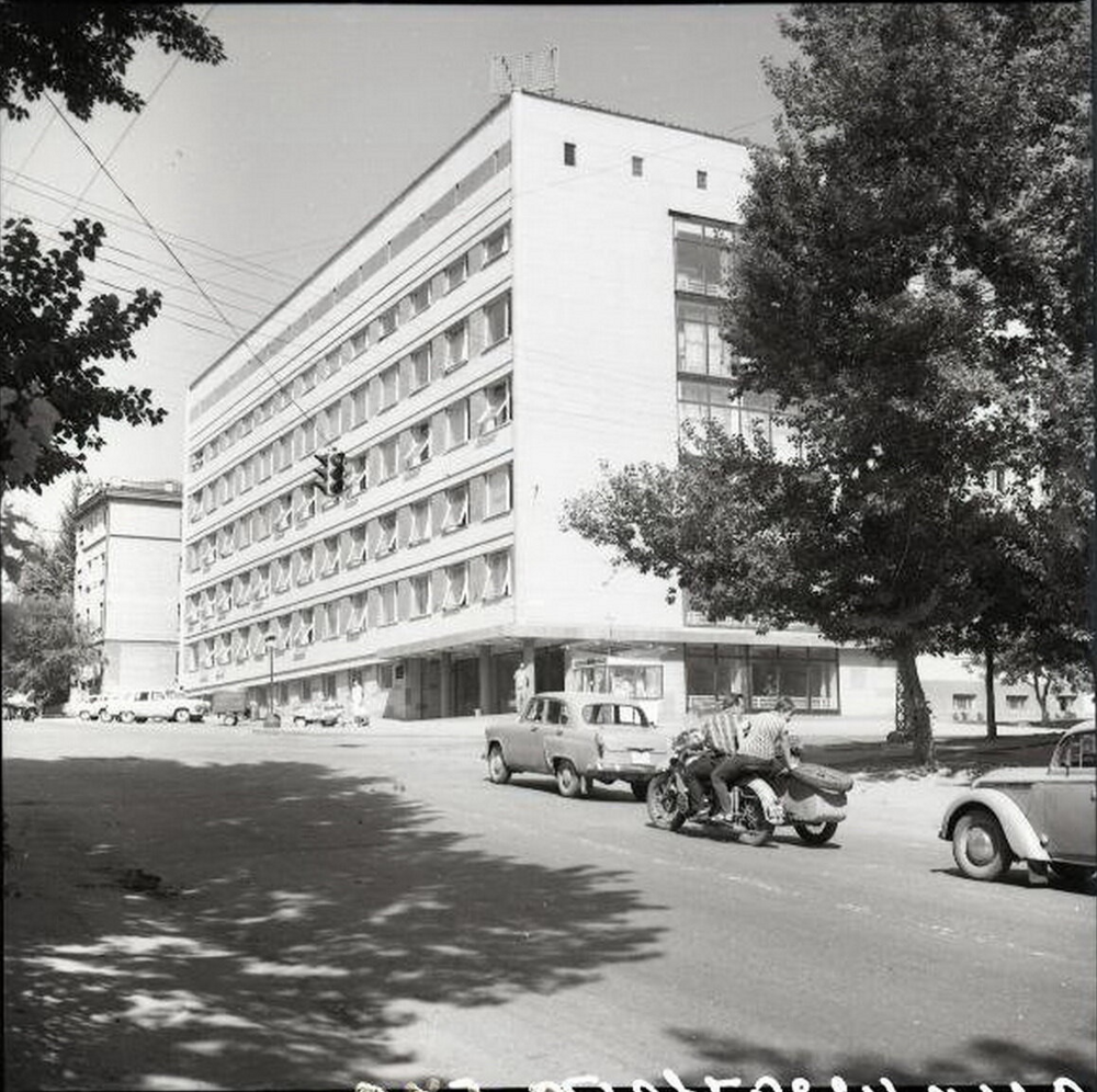 Саратов, перекресток улиц Рабочей и Вольской, проектный институт Гипропромсельстрой. 1970 год.