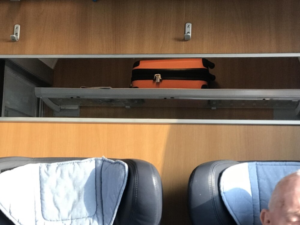 11. Зеркало в поезде, которое позволяет вам проверять свой багаж