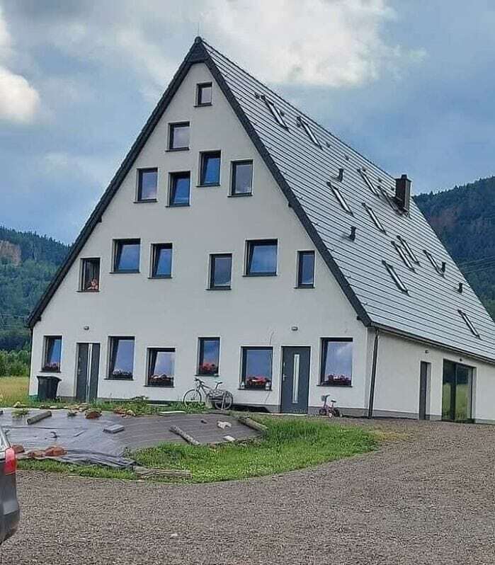 Этот дом выглядит так, словно его построили в компьютерной игре «The Sims»