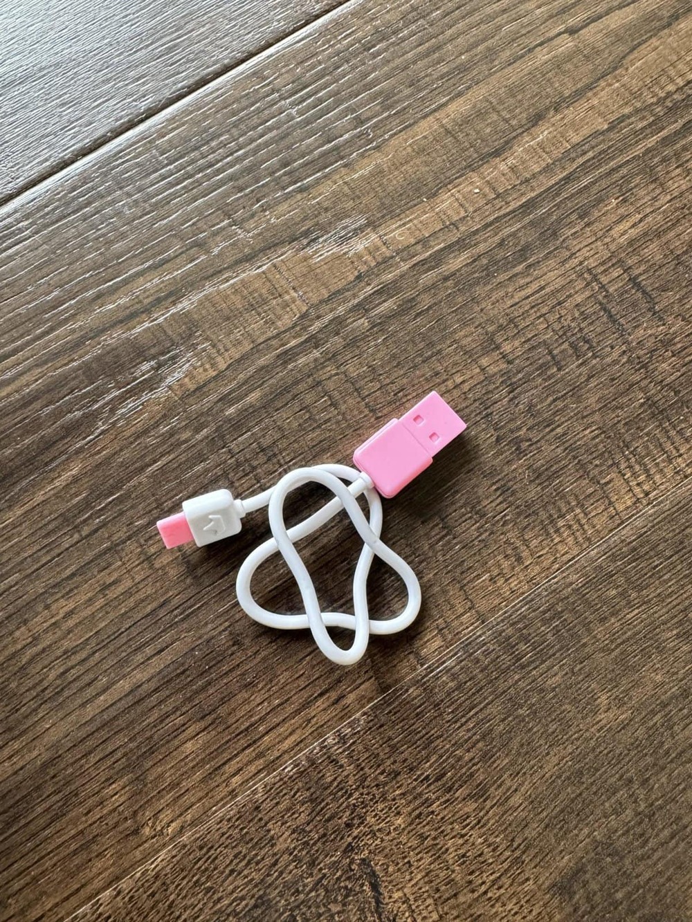 В комплекте игрушечного ноутбука моей дочери есть такой игрушечный кабель USB