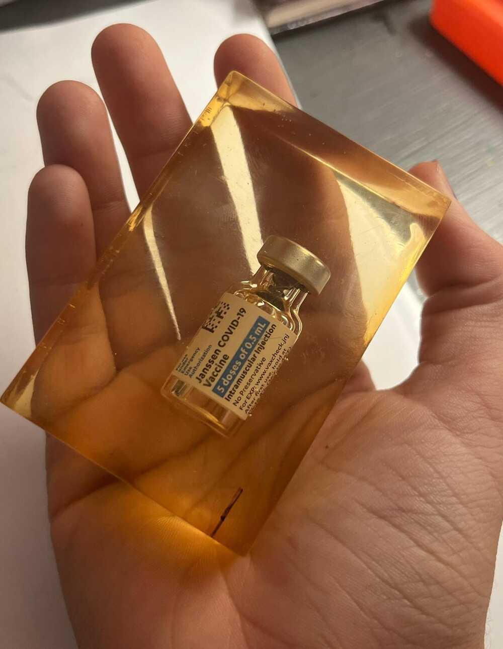 Вакцина от Covid в специальной упаковке из смолы