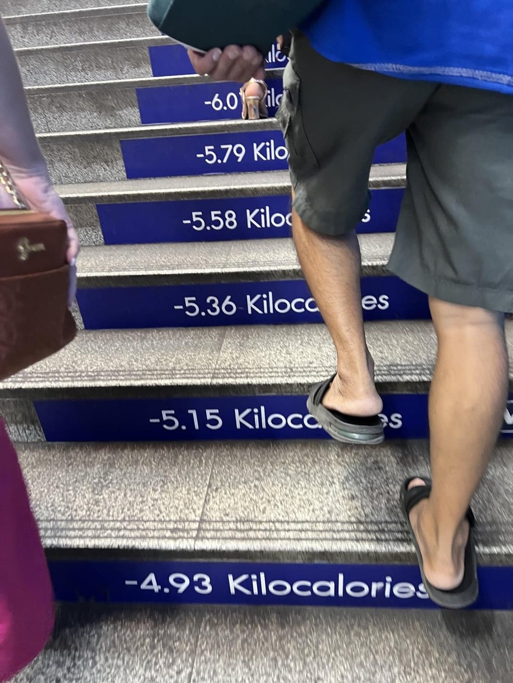 Эти ступени на станции метро в Бангкоке сообщают вам, сколько калорий вы сжигаете, поднимаясь по ним