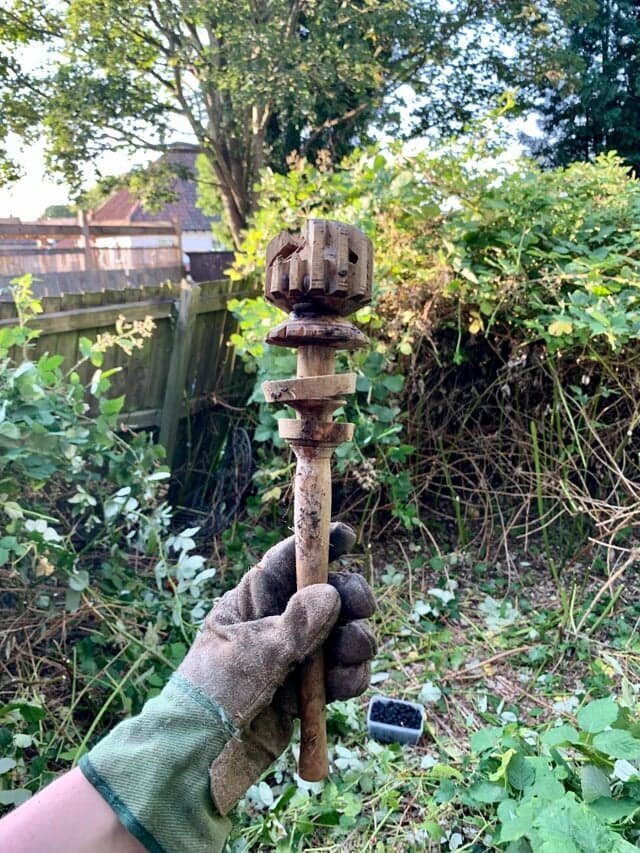 Деревянная штуковина в виде факела, конец в форме луковицы с прорезанными в ней правильными насечками