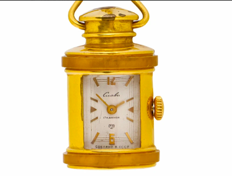 В СССР выпускали часы в форме фонарика - и носили как брелок. Удобно!