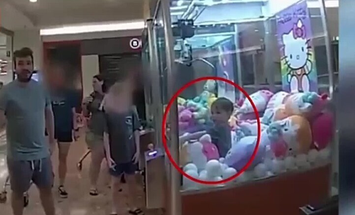 В  Австралии мальчик застрял в автомате с игрушками