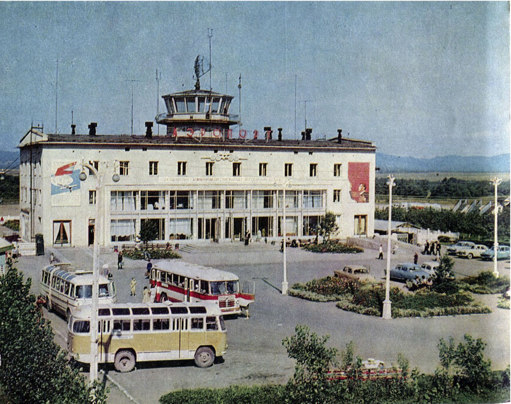 Владивосток, площадь перед старым аэропортом, остановка автобусов, около 1967 года.