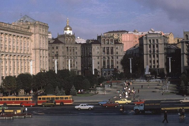 Киев. Площадь Октябрьской революции вдоль улицы Крещатик, 1988 год.