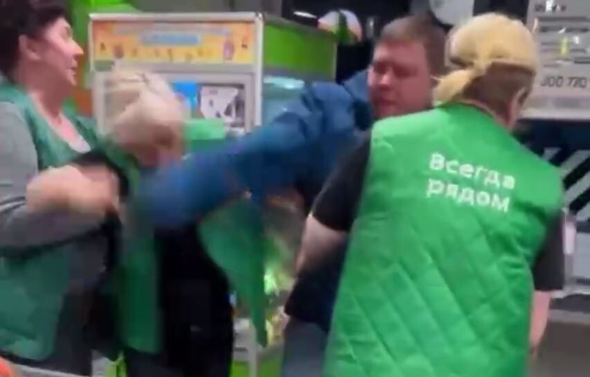 В Брянске в одной из местных «Пятерочек» пьяная парочка устроила драку с работниками магазина