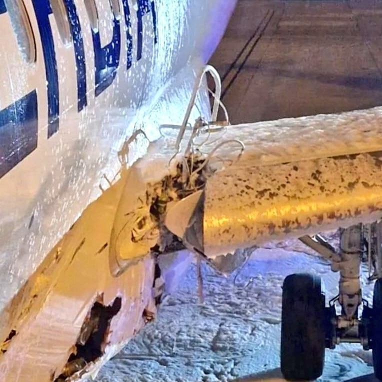 Самолёт задел огни взлетно-посадочной полосы в аэропорту и пробил фюзеляж