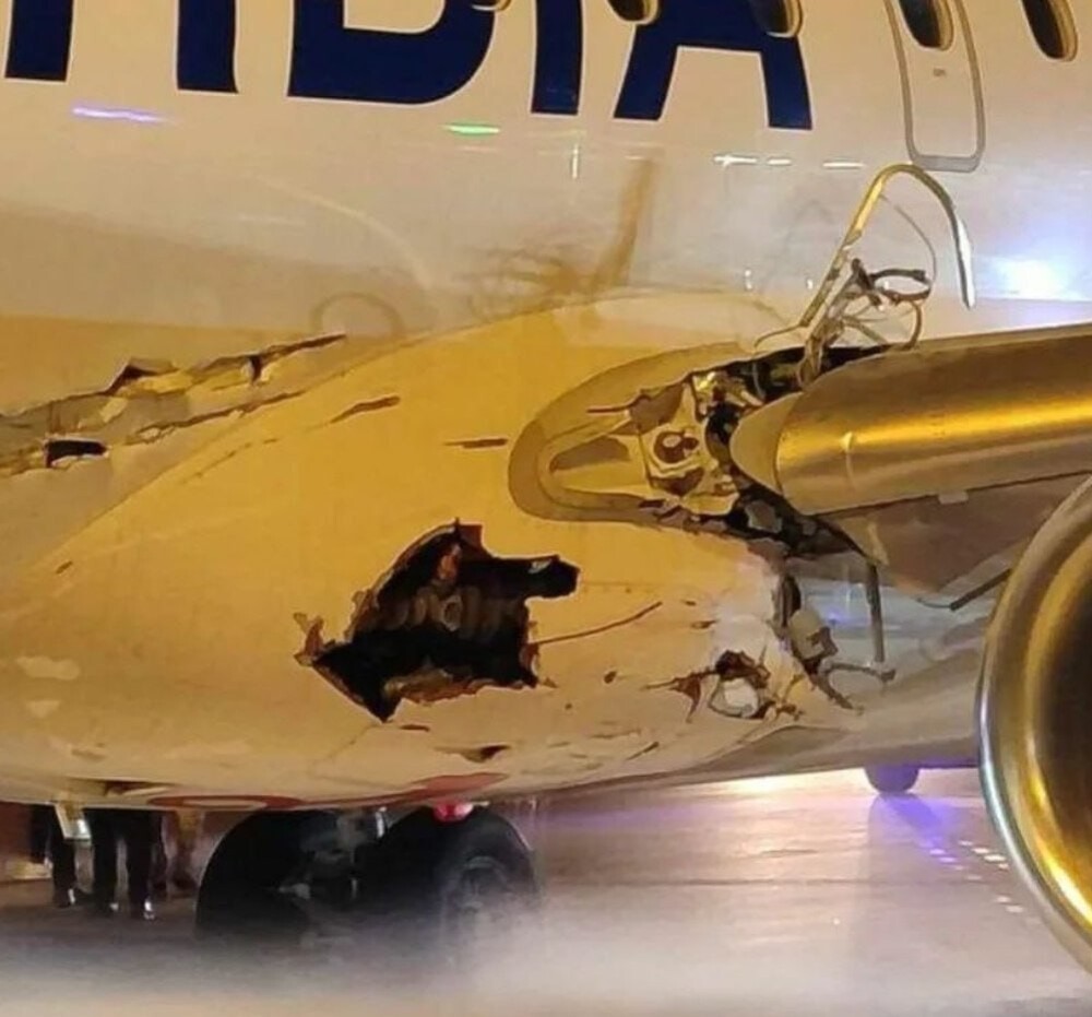 Самолёт задел огни взлетно-посадочной полосы в аэропорту и пробил фюзеляж