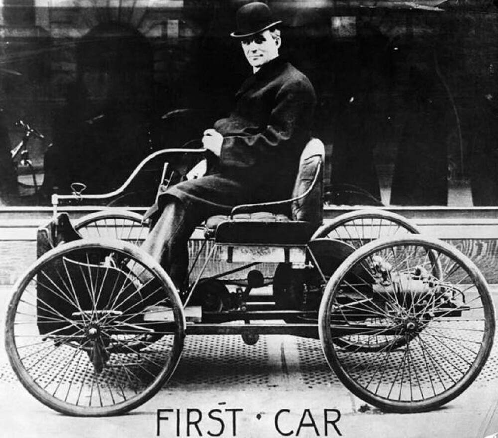 24. Генри Форд на своём первом сконструированном автомобиле
