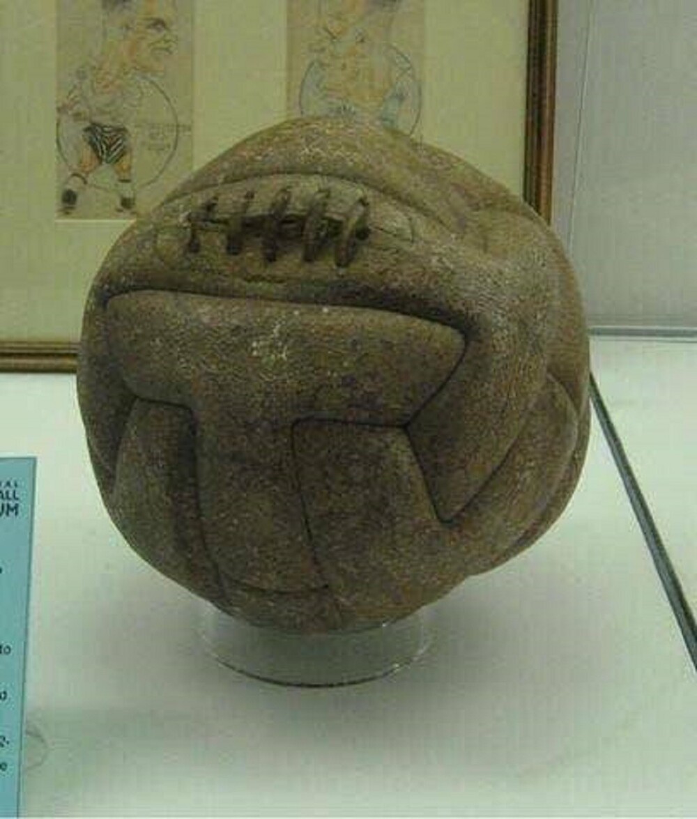 4. Мяч, которым играли в финале Чемпионата мира 1930 года
