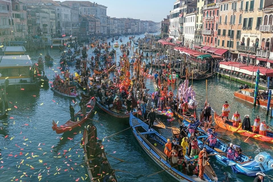 6. Венецианский карнавал представляет собой великолепное культурное событие, собирающее тысячи людей со всего мира в сердце Венеции: он проходит ежегодно в феврале и является одним из самых известных карнавалов в мире