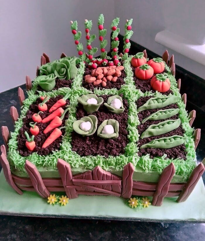 14. "Сделала этот торт для бабушки, которая любит работать в огороде"