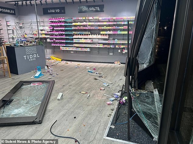 Британский Дикий Запад: грабители протаранили магазин на автомобиле