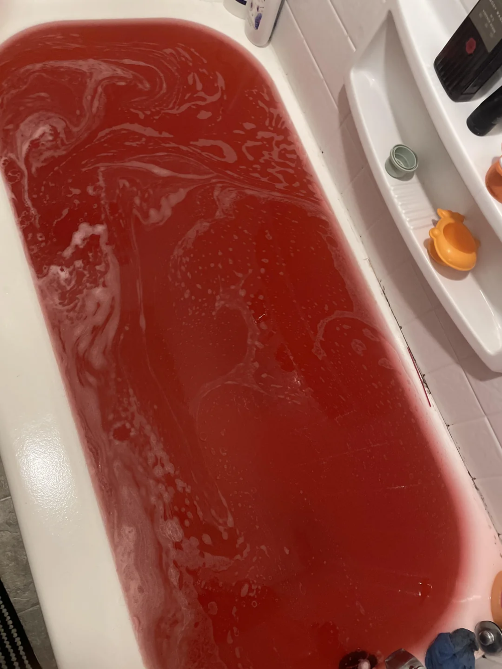 Красная ванна… и это не ржавая вода