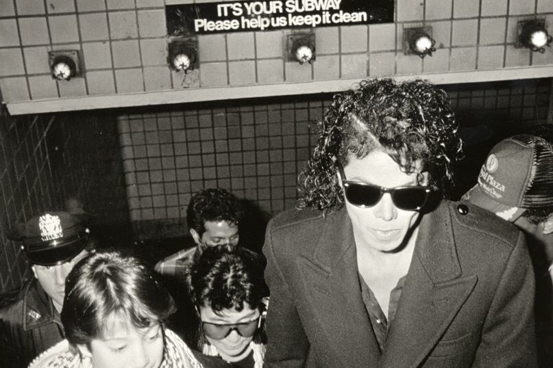 1. Майкл Джексон и Йоко Оно выходят из метро