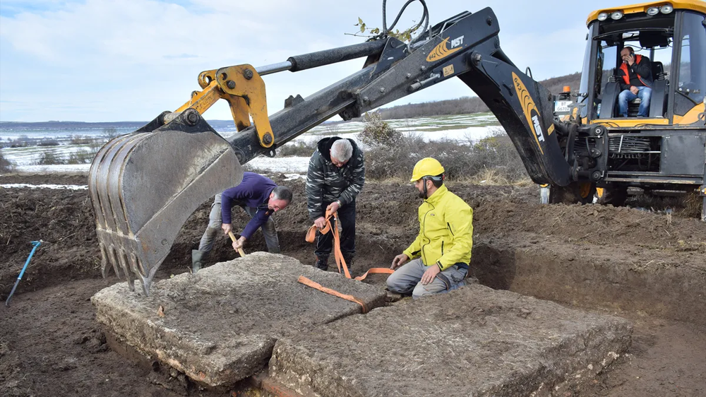 Болгарский фермер случайно нашёл древние гробницы