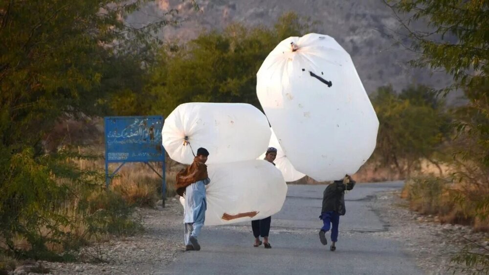 Почему в Пакистане природный газ перевозят в полиэтиленовых пакетах