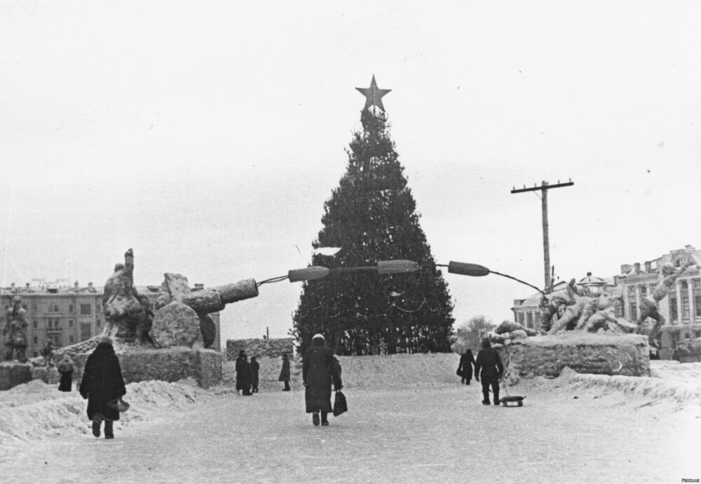 Это снежный городок с новогодней ёлкой на площади Дзержинского в Омске