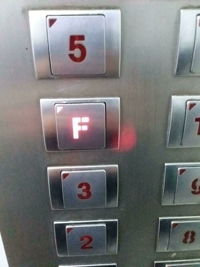 В лифте 4 этаж указывают как буква «F». Дело в том, что цифра 4 звучит также, как и слово «Смерть»