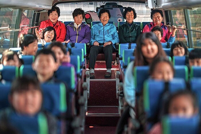 Из-за низкой рождаемости и недостатка детей в Южной Корее в школу принимают пенсионеров, которые не смогли получить образование в молодости