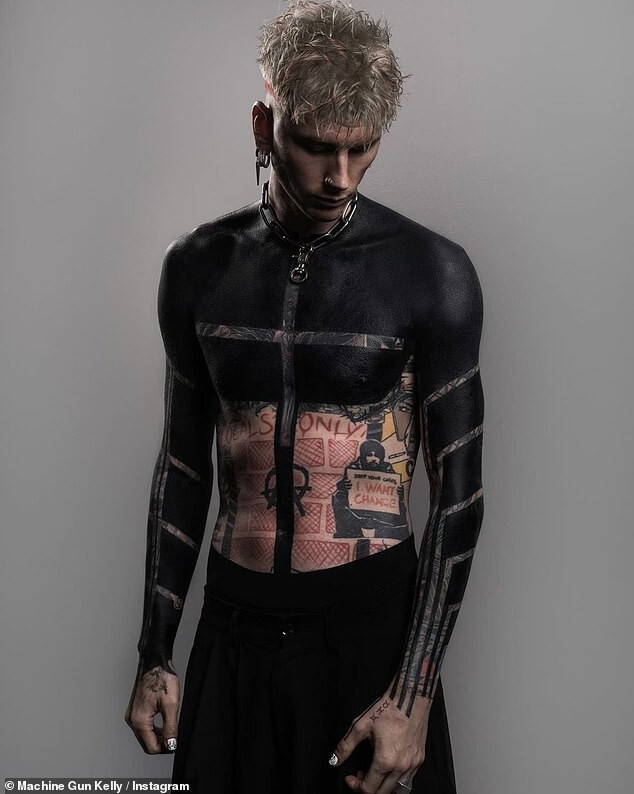 Machine Gun Kelly сделал огромную чёрную татуировку