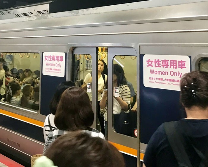 16. В японском метро появились пассажирские вагоны, предназначенные только для женщин