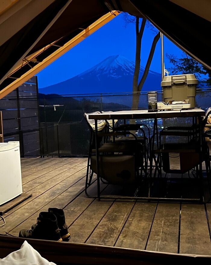 17. «Сегодняшний вид из моей палатки на горе Фудзи после захода солнца. Никакого фотошопа. Это просто Япония»