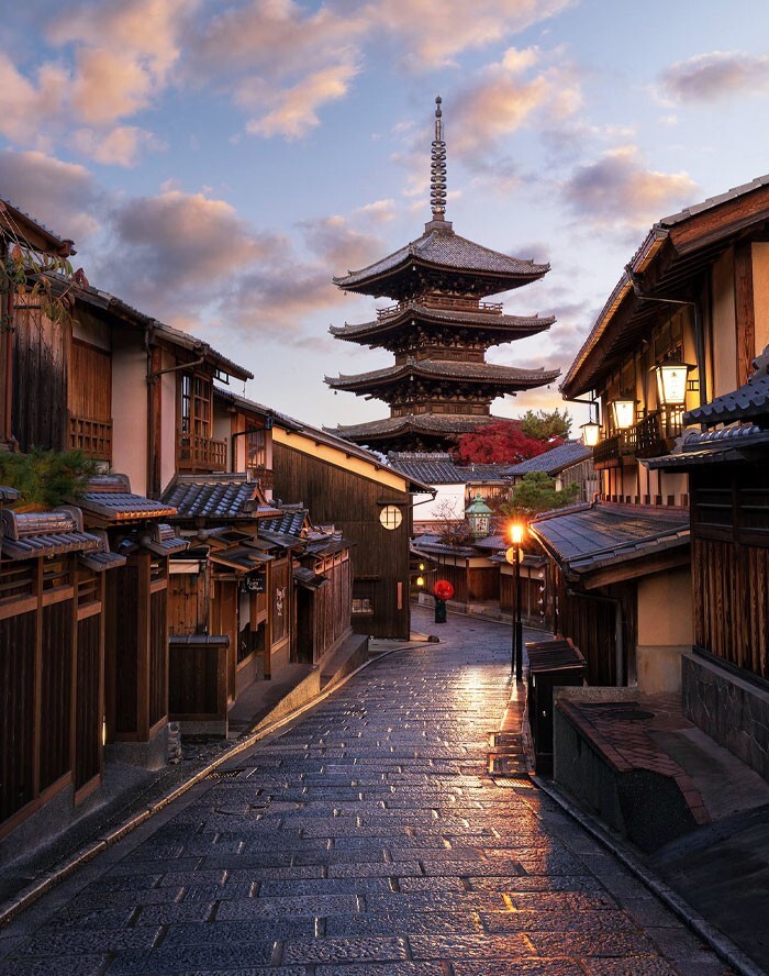 6. Первый утренний свет на красивой улице в Киото, Япония