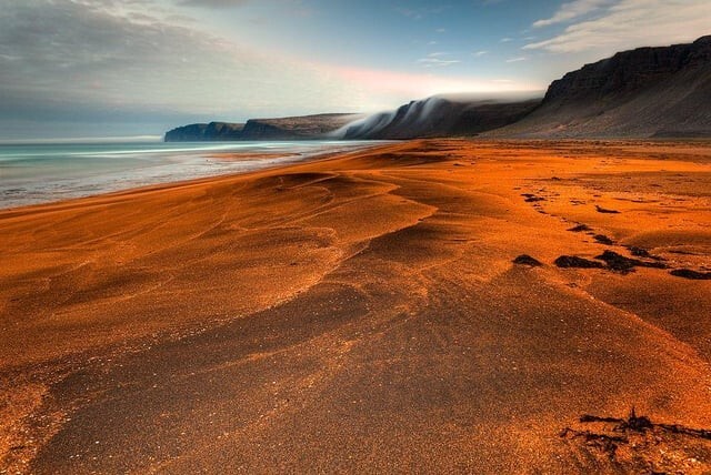 3. Пляж Раудасандур (красный песок), Исландия. Его розоватый оттенок меняется с золотого на красный в зависимости от погодных условий