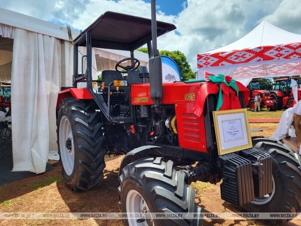 Подаренный президенту Зимбабве белорусский трактор не завёлся в самый ответственный момент
