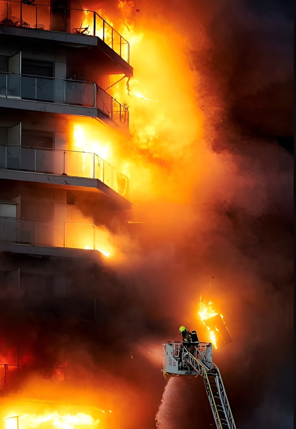 В Валенсии горит 14-этажный дом