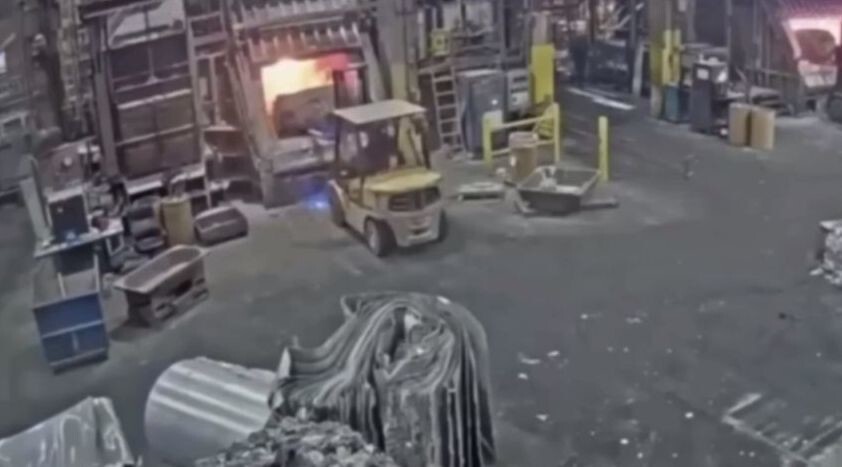 На заводе во время плавки металла работник получил сильные ожоги