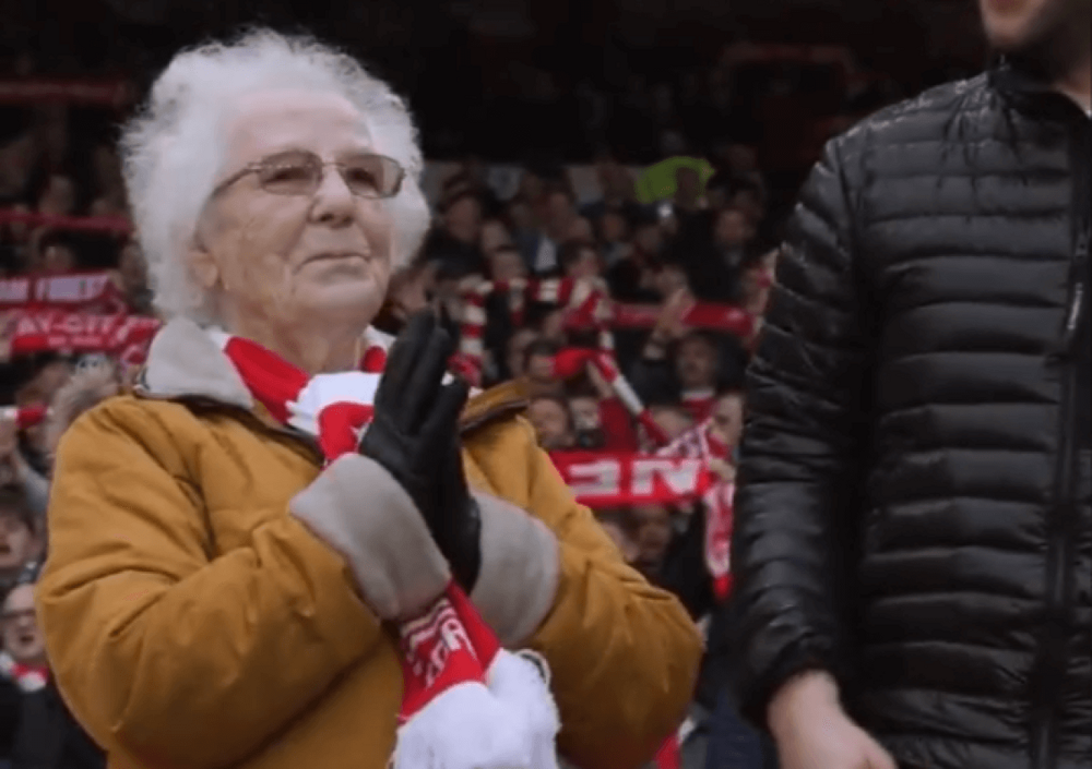 Болельщики «Ноттингема» спели для 92-летней фанатки