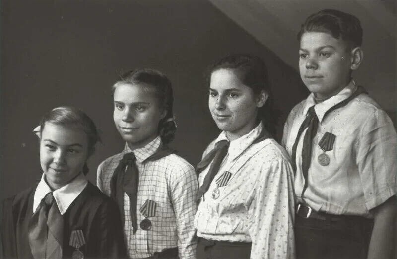 Слева направо: Галя Беляева, Зоя Сергеева, Руфа Лобанчикова и Боря Иванов.