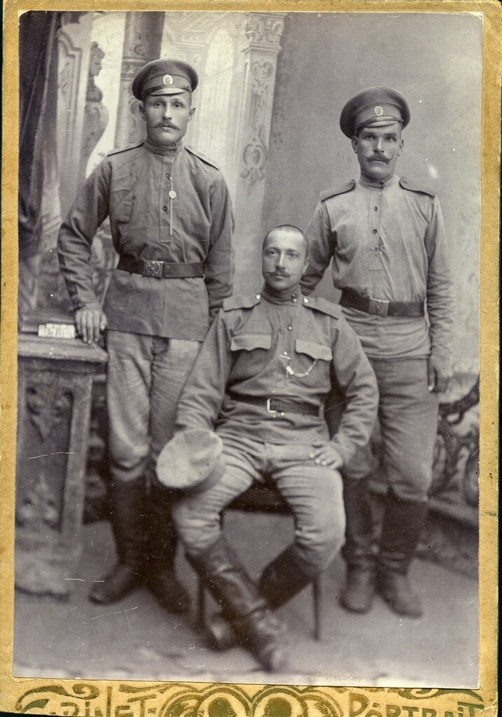Групповой портрет военнослужащих. Слева – Кузьма Спиридонович Землемеров