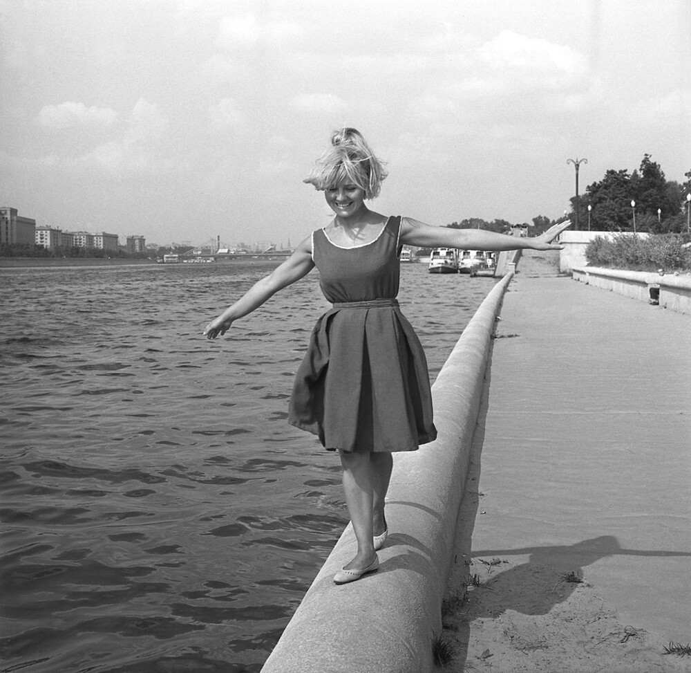 Светлана Савелова на Пушкинской набережной Москвы реки, 1964 год.