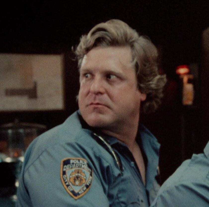 Джон Гудман в роли полицейского в ужастике «К.Г.П.О.» (1984)
