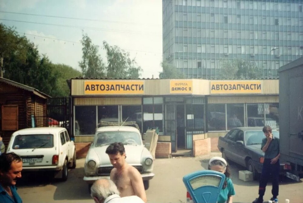 Павильоны у Черемушкинского рынка. Москва, 1995 год.