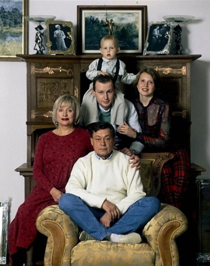 Семья Николая Караченцова на снимке 2004 года