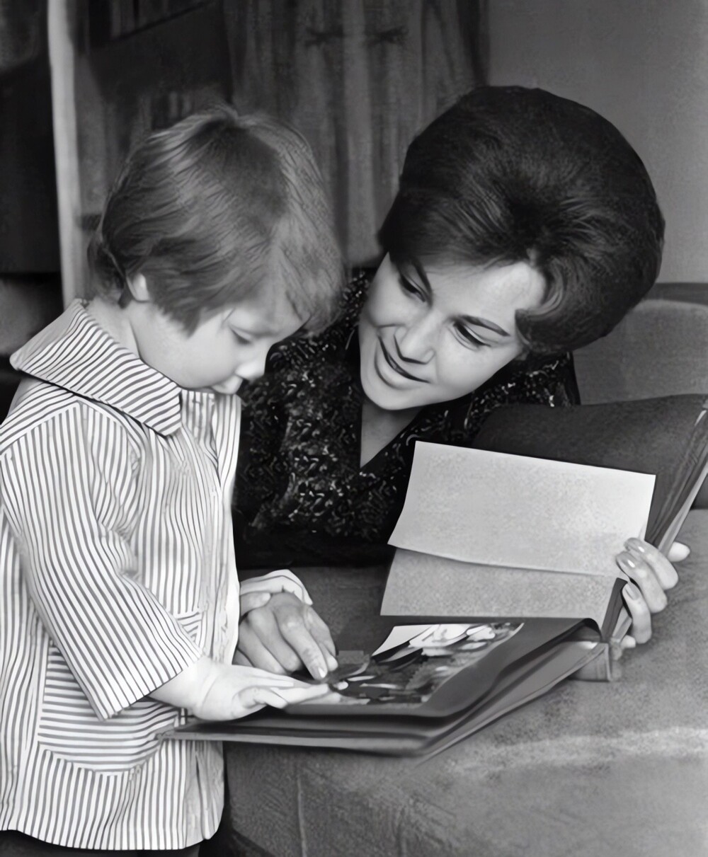 Татьяна Конюхова с сыном Сергеем, 1960-е годы.