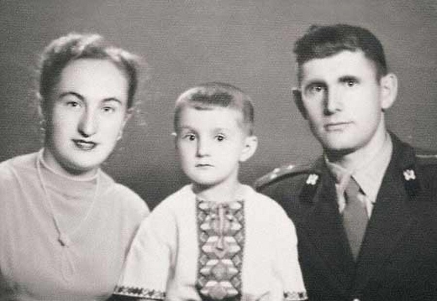 «Цыплёнок табака» Леня Ярмольник с родителями.