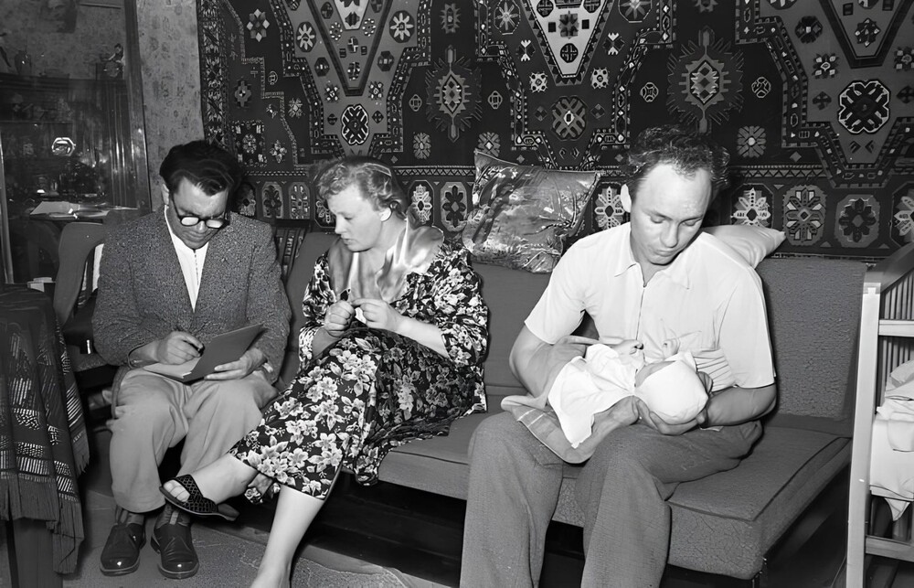 Николай Рыбников и Алла Ларионова с ребенком дома, 1950-е годы.