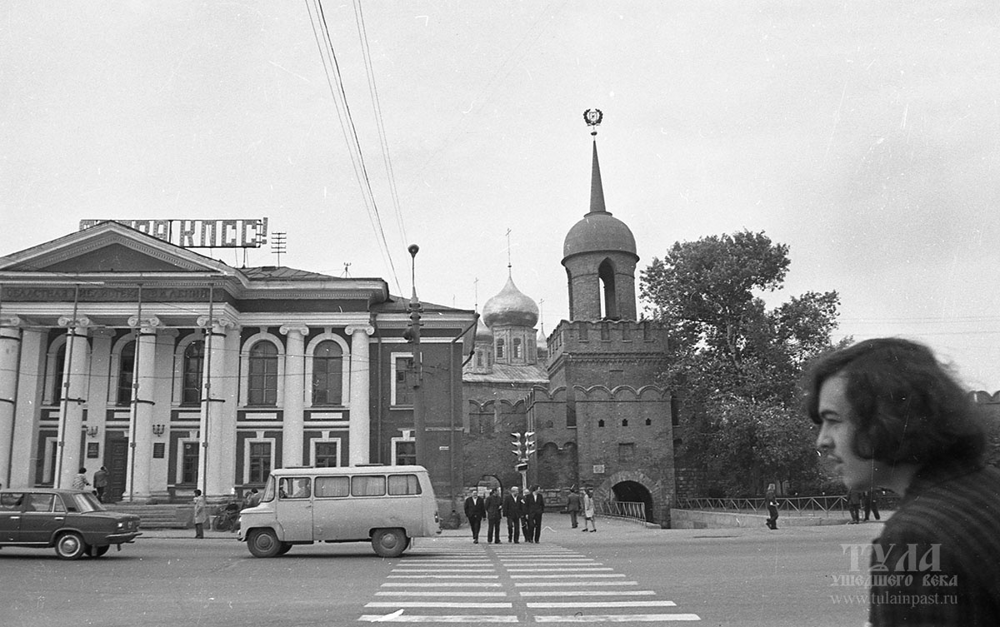 Тула. Вид на кремль и библиотеку им. Ленина с улицы Менделеевской. Конец 1970-х годов.