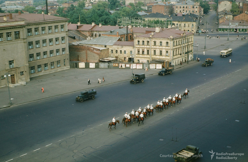 Москва. Конный расчет направляется по Садовой-Сухаревской улице к центру, слева видна Самотечная улица, 1952-1954 годы.