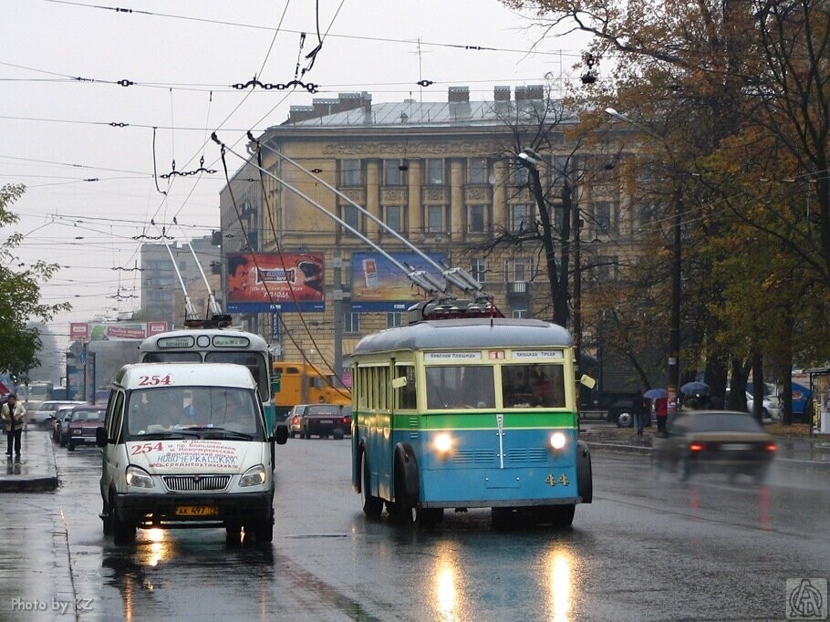 Кондратьевский проспект, где фотограф подловил восстановленный музейный троллейбус ЯТБ-1, который едет по экскурсионному маршруту.