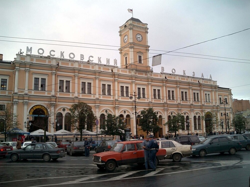 В 2005 году Московский вокзал перекрасили и вернули ему исторические цвета - из зелёного он стал бежево-жёлтым.