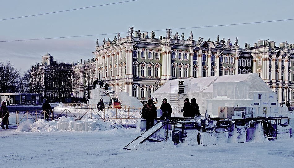 На Дворцовой площади к Новому Году возвели настоящий ледяной городок.