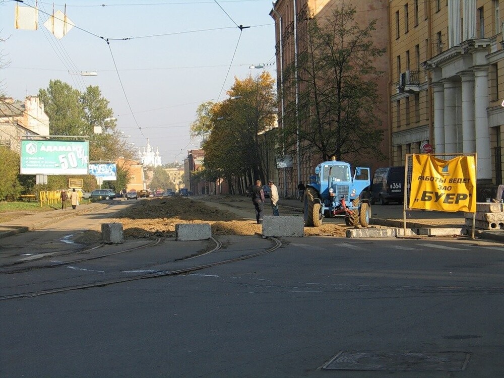 На Новгородской улице идёт демонтаж трамвайных путей. Трамваи здесь больше ходить не будут.